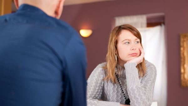 6 неочевидных признаков того, что собеседник вас не слушает