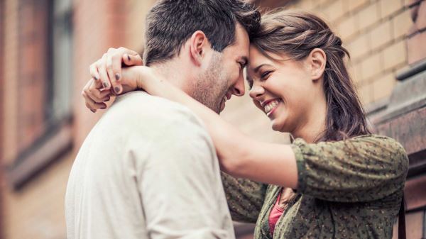 Глупеют и не чувствуют боли. 10 неочевидных признаков влюбленности