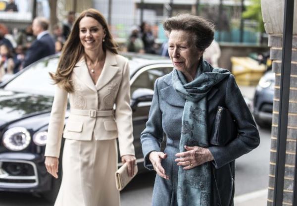 Королевы людских сердец: Кейт Миддлтон и дочь Елизаветы II были замечены на прогулке в городе