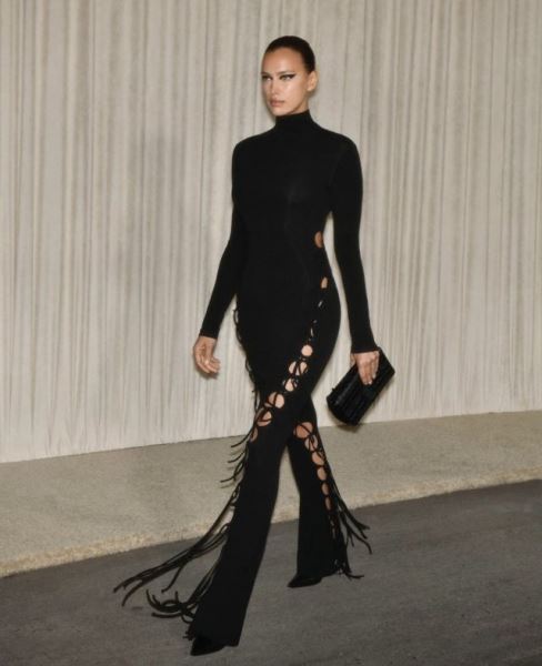 Никто не носит черный лучше, чем Ирина Шейк. Дерзкий выход модели в платье с разрезами