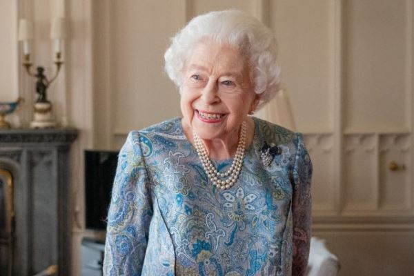 Поклонники королевской семьи всерьез обеспокоены здоровьем Елизаветы II: «Она выглядит очень хрупкой»