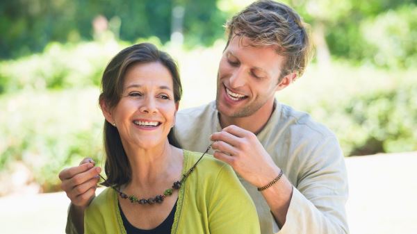 Неравный союз: 6 причин построить отношения с партнером старше